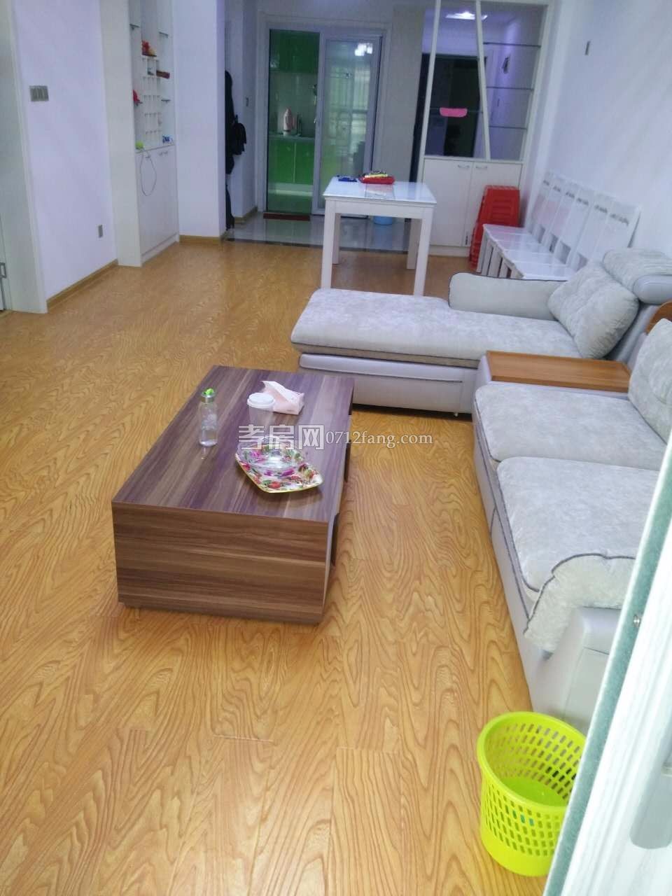 滿兩年柴油小區(qū)南區(qū)3室1廳1衛(wèi)80平簡(jiǎn)單裝修3樓