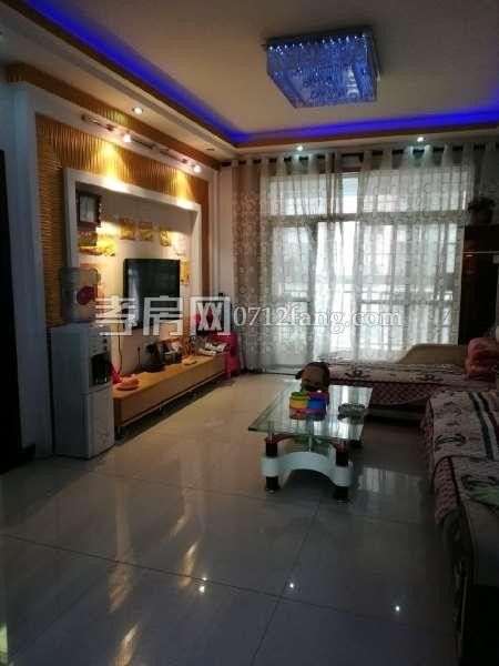 長征路車所旁小康新村4樓152平中等裝修60萬看中可小刀