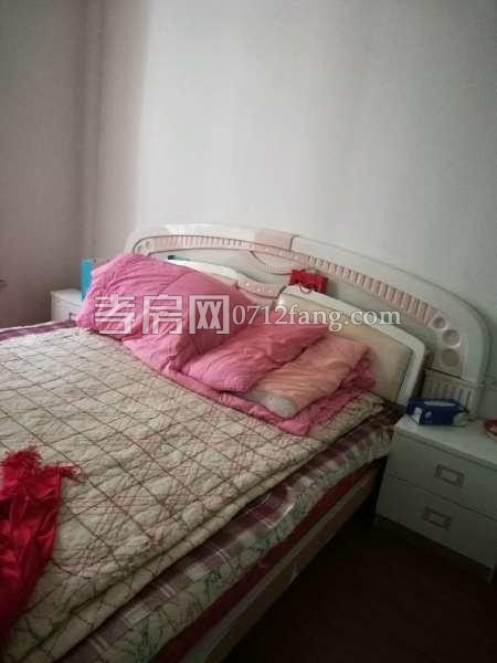 長征路車所旁小康新村4樓152平中等裝修60萬看中可小刀