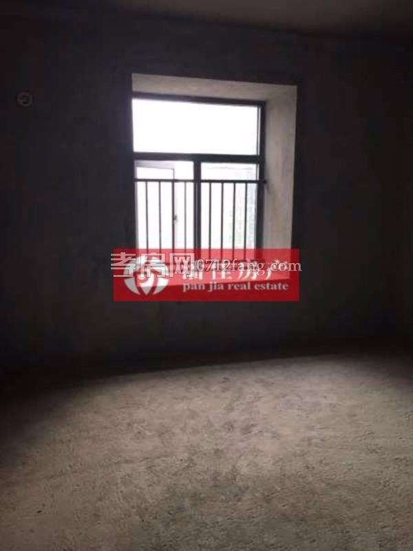 錦繡后湖二期電梯房經(jīng)典三房，131.36平精裝修中間