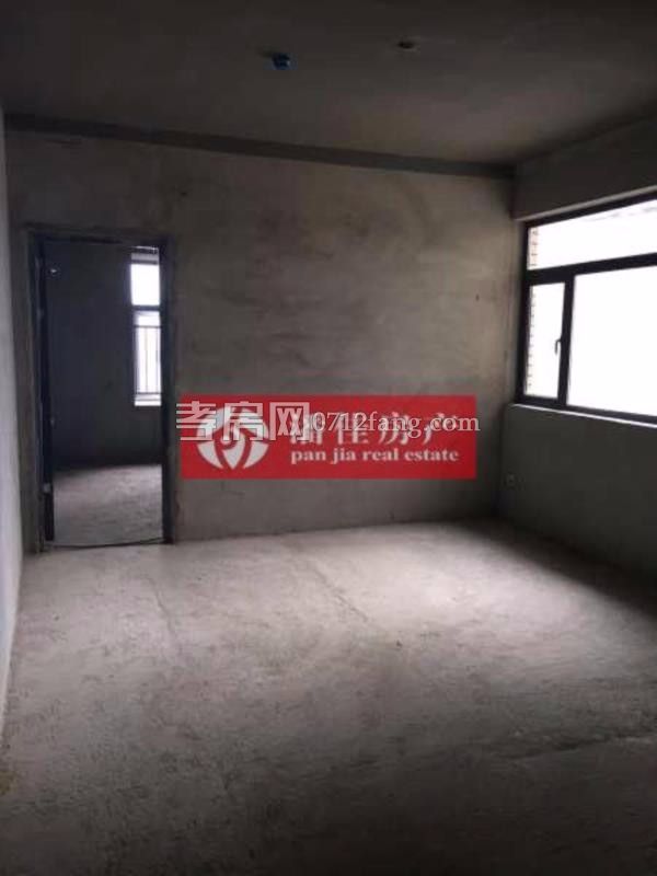 錦繡后湖二期電梯房經(jīng)典三房，131.36平精裝修中間