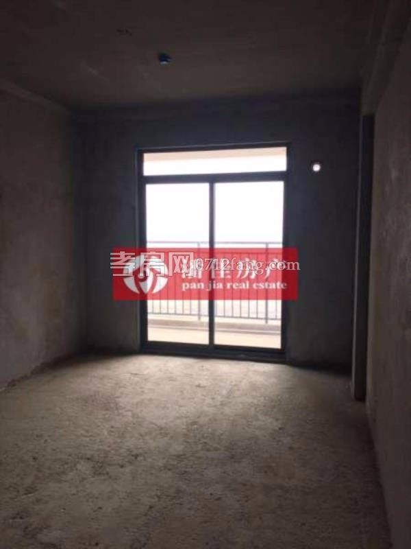 錦繡后湖二期電梯房經(jīng)典三房，131.36平精裝修中間