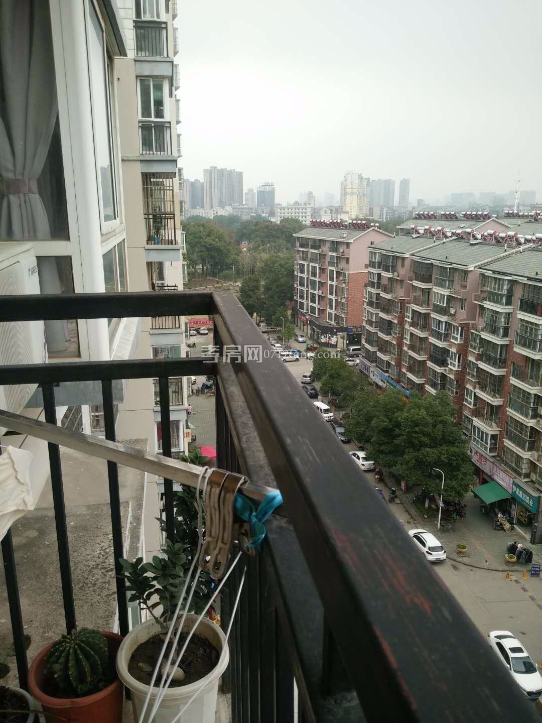 滿五 永新小區(qū)3室2廳1衛(wèi)126平簡單裝修3樓