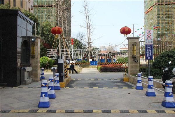 小區(qū)入口.jpg
