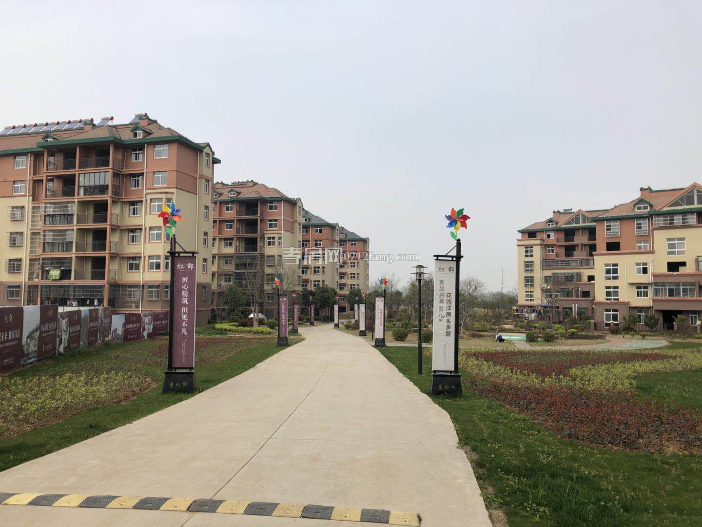 小區(qū)內(nèi)綠化及道路