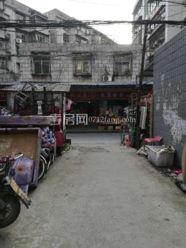 滿兩年柴油小區(qū)南區(qū)3室1廳1衛(wèi)80平簡(jiǎn)單裝修3樓