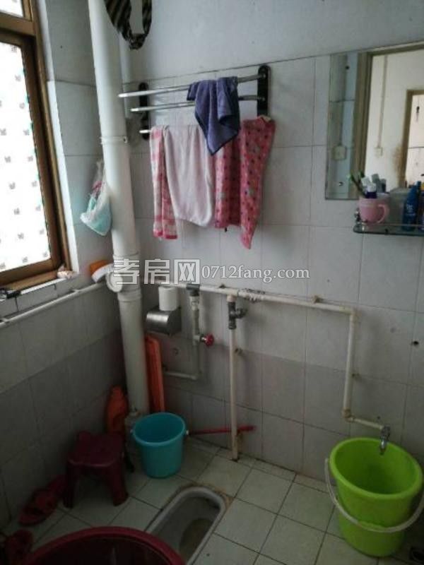 滿兩年柴油小區(qū)南區(qū)3室1廳1衛(wèi)80平簡(jiǎn)單裝修3樓