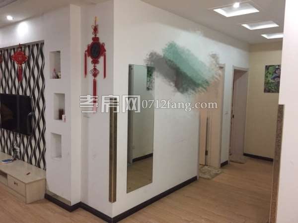 甩賣了！文昌小區(qū)6樓三居室簡(jiǎn)單裝修103平28.8萬(wàn)急售