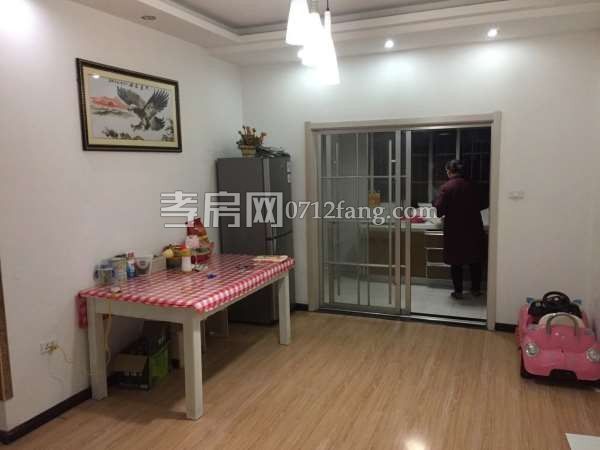 甩賣了！文昌小區(qū)6樓三居室簡(jiǎn)單裝修103平28.8萬(wàn)急售