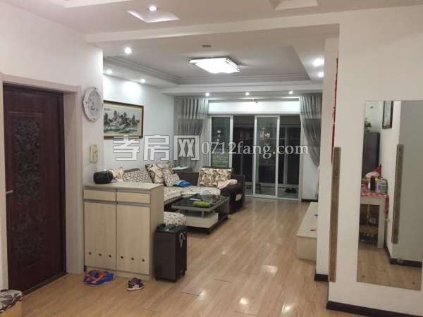 甩賣了！文昌小區(qū)6樓三居室簡(jiǎn)單裝修103平28.8萬(wàn)急售