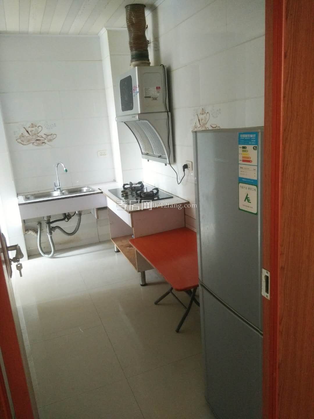 掛口小區(qū)3室2廳1衛(wèi)131㎡簡單裝修2/6樓家具電器一應俱全拎包入住，500元/月