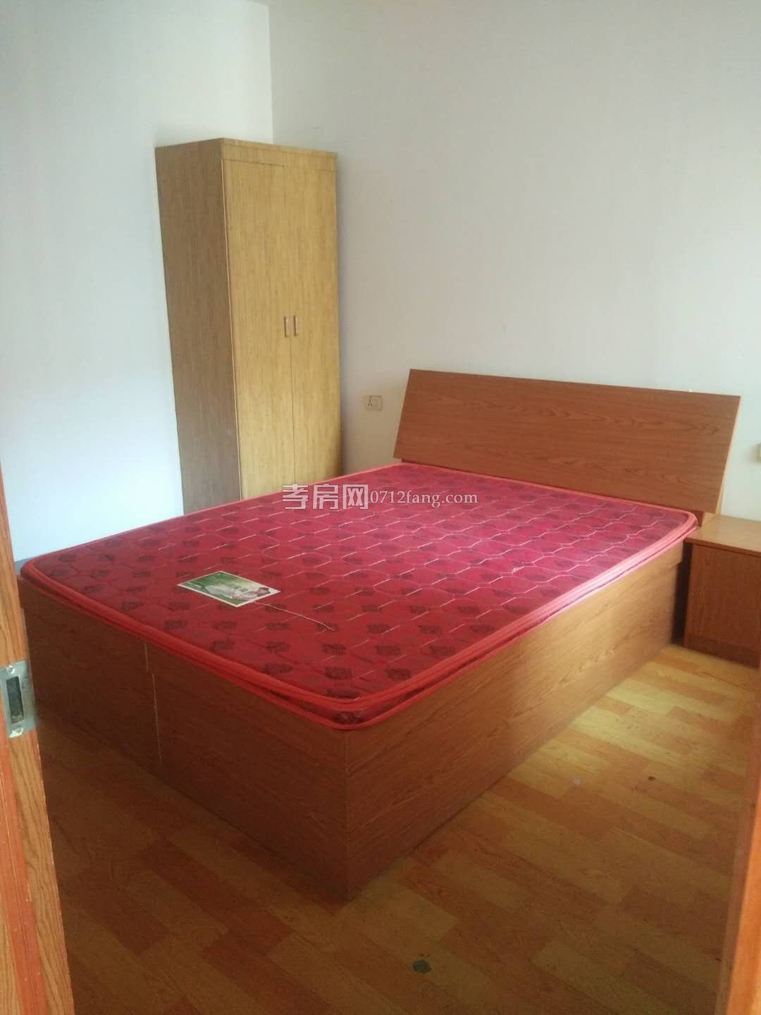 掛口小區(qū)3室2廳1衛(wèi)131㎡簡單裝修2/6樓家具電器一應俱全拎包入住，500元/月