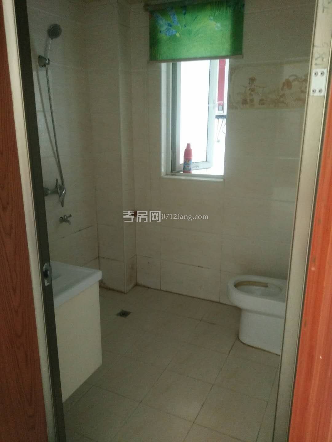 掛口小區(qū)3室2廳1衛(wèi)131㎡簡單裝修2/6樓家具電器一應俱全拎包入住，500元/月