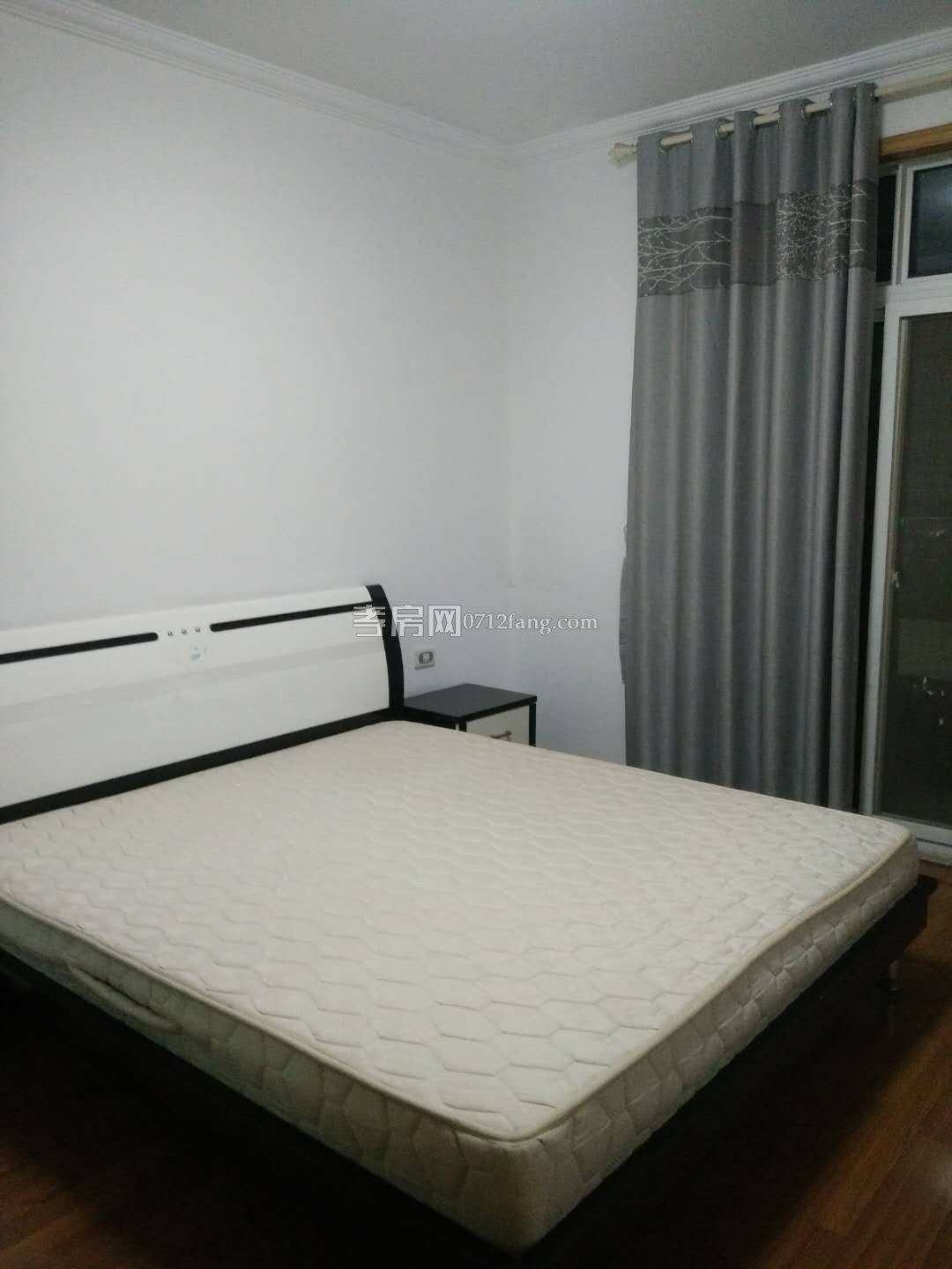 錦繡后湖三室二廳二衛(wèi)，精裝修拎包入住