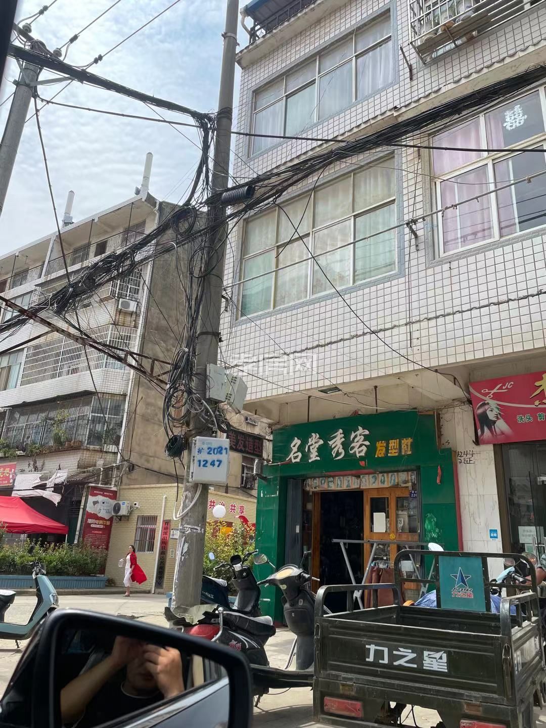 低價(jià)旺鋪出售（肖港鎮(zhèn)孝花線鑫達(dá)小區(qū)門口旺鋪 棟私房）證件齊全