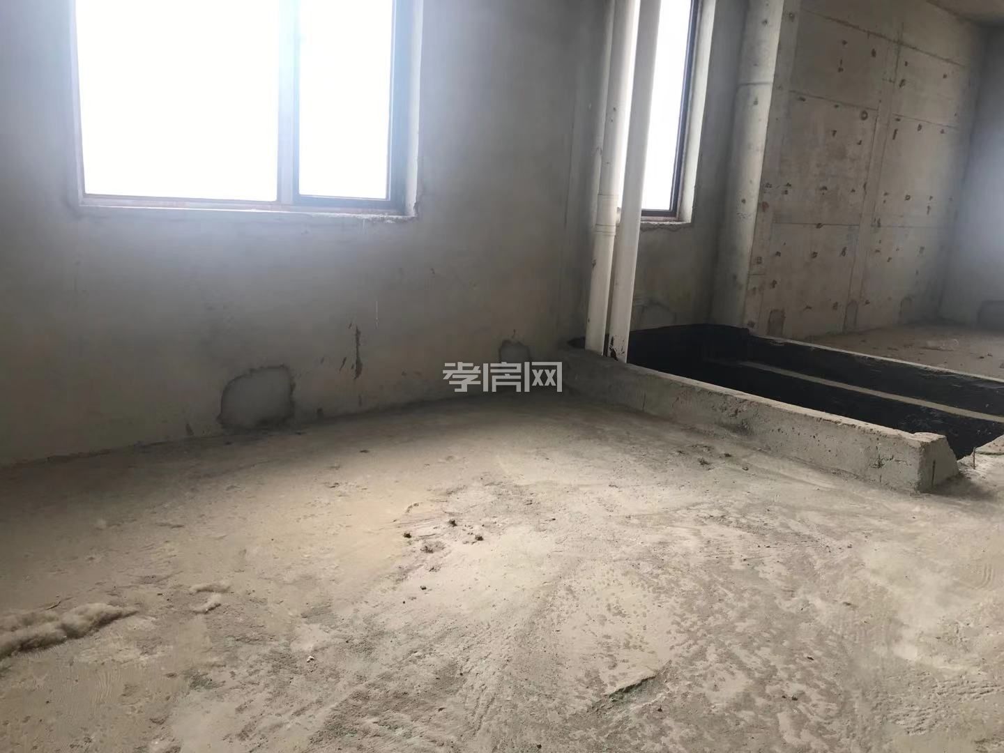  景觀房，樓前是城關(guān)九年義務  后面是濕地公園