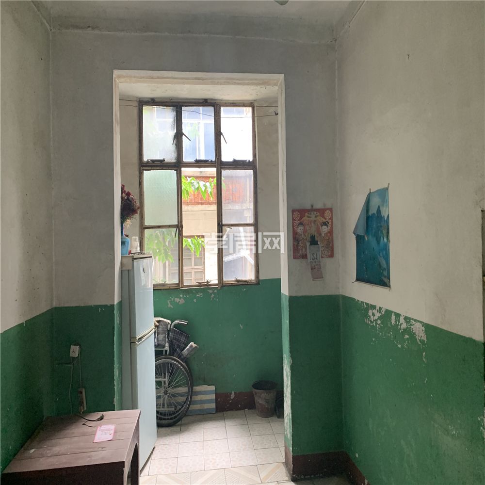 市委大院文昌實(shí)小 有2樓，大院子里面74平米76萬