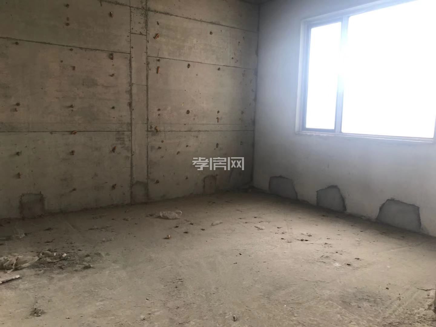  景觀房，樓前是城關(guān)九年義務  后面是濕地公園