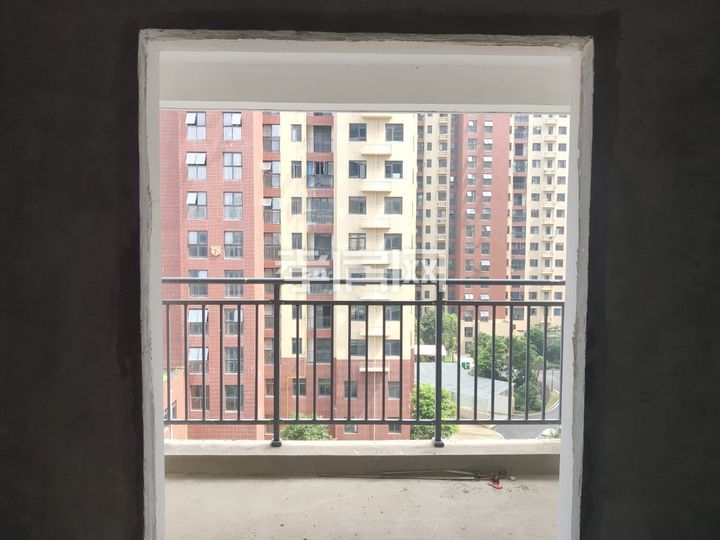 鄰近萬達(dá)香港城精致兩房證滿二南北通透采光絕佳