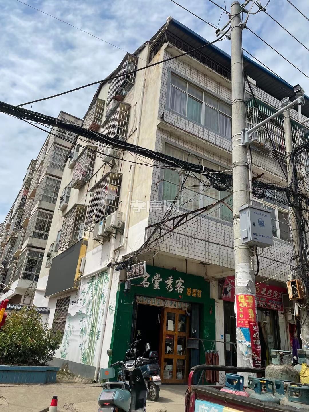 低價(jià)旺鋪出售（肖港鎮(zhèn)孝花線鑫達(dá)小區(qū)門(mén)口旺鋪獨(dú)棟私房）證件齊全