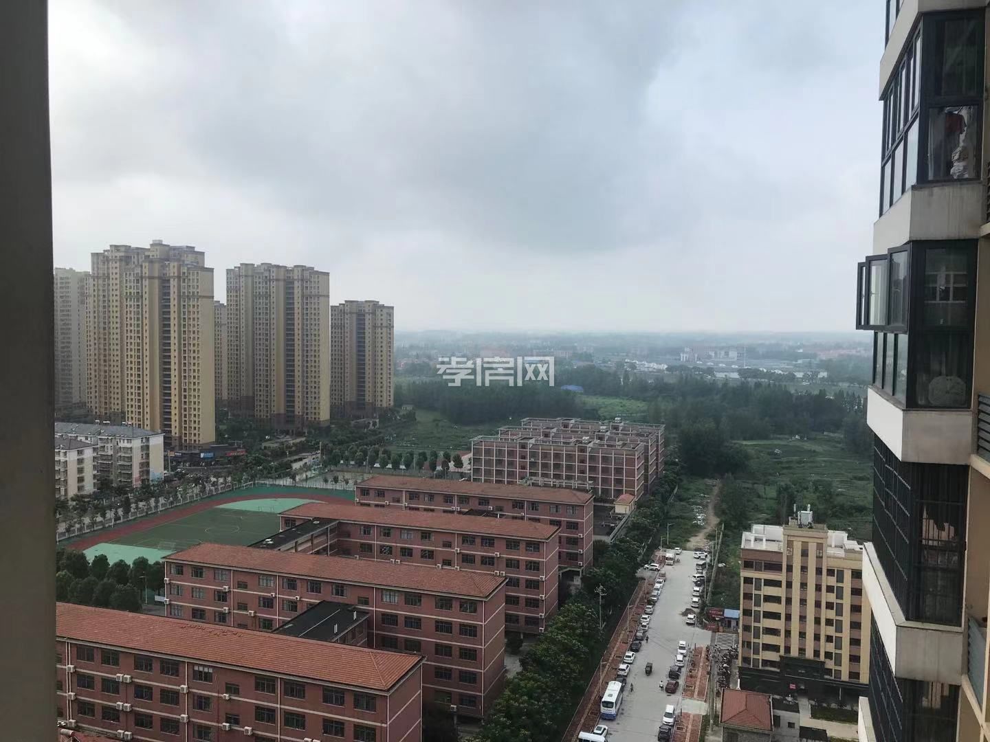  景觀房，樓前是城關(guān)九年義務  后面是濕地公園